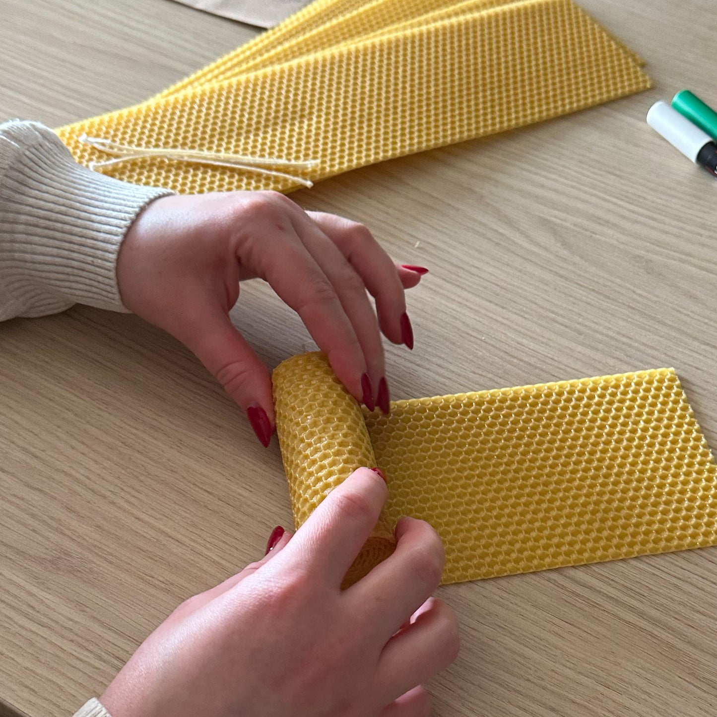 Set: Montessori kartice Pčele u drvenoj kutiji + Minijature + DIY set za izradu svijeća