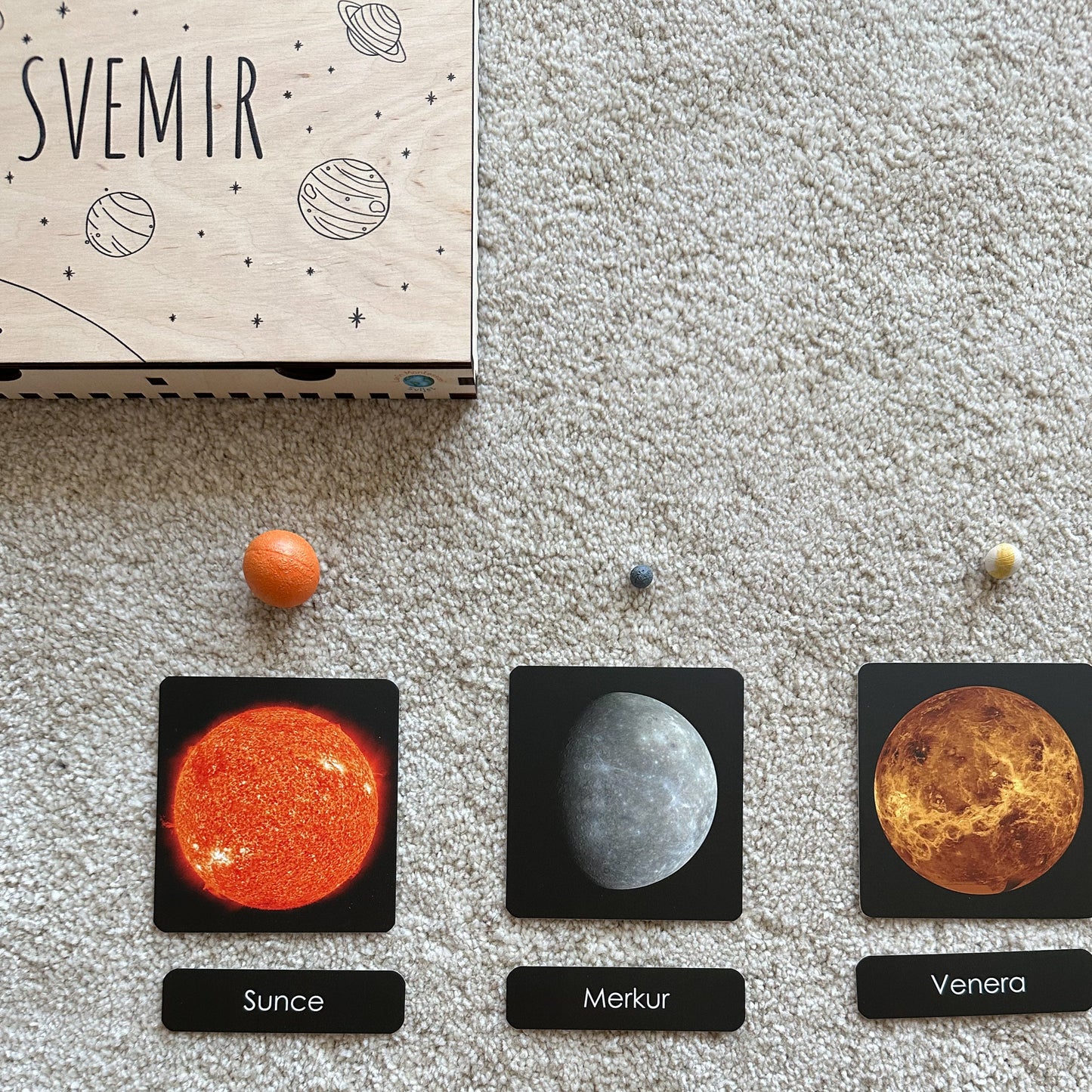 Minijature i Montessori kartice u drvenoj kutiji - Svemir
