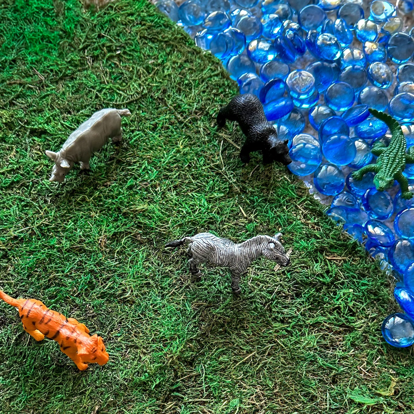 Minijature i Montessori kartice u drvenoj kutiji - Prepoznaj životinju