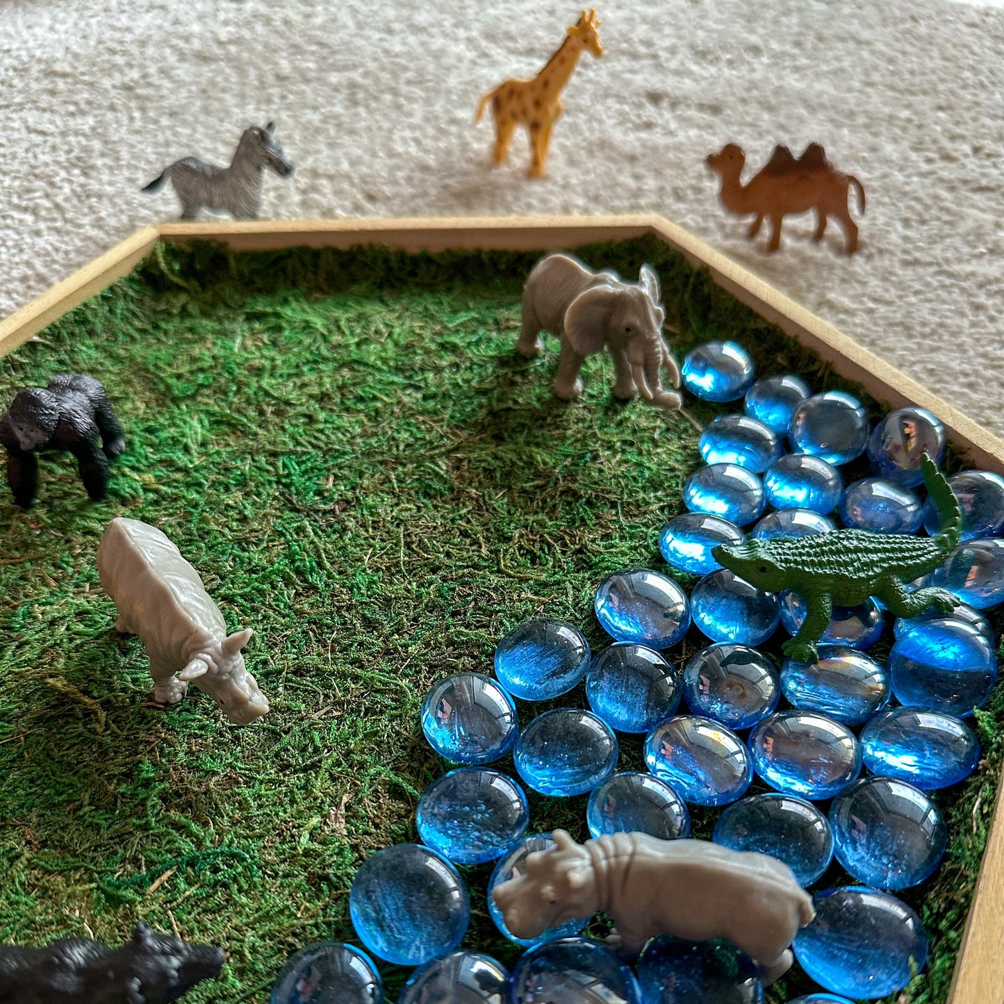Minijature i Montessori kartice u drvenoj kutiji - Prepoznaj životinju