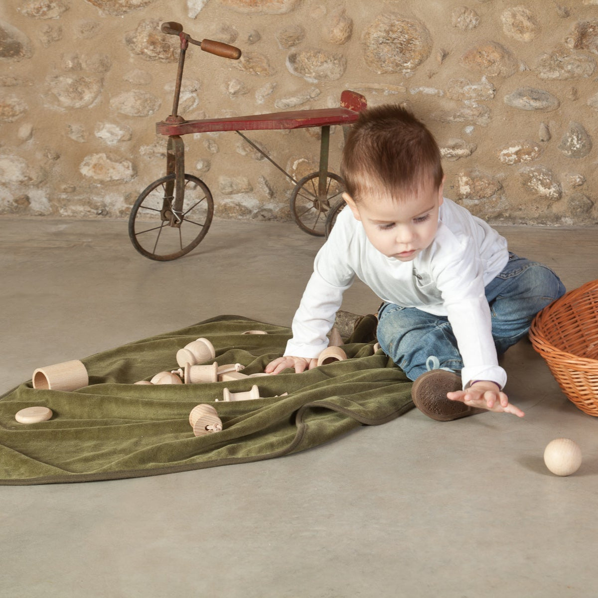 Velika košara s blagom