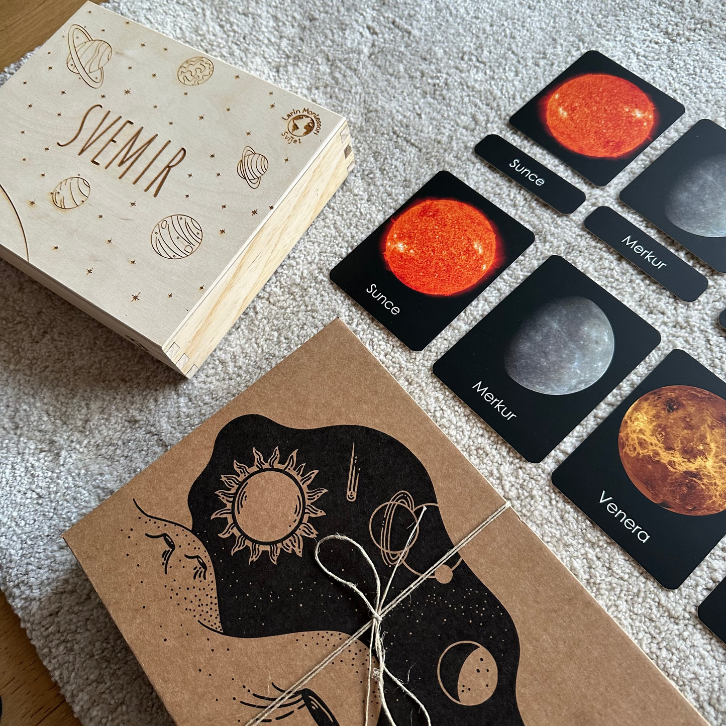 Set: Montessori kartice Svemir u drvenoj kutiji + Grapat Dragi svemire