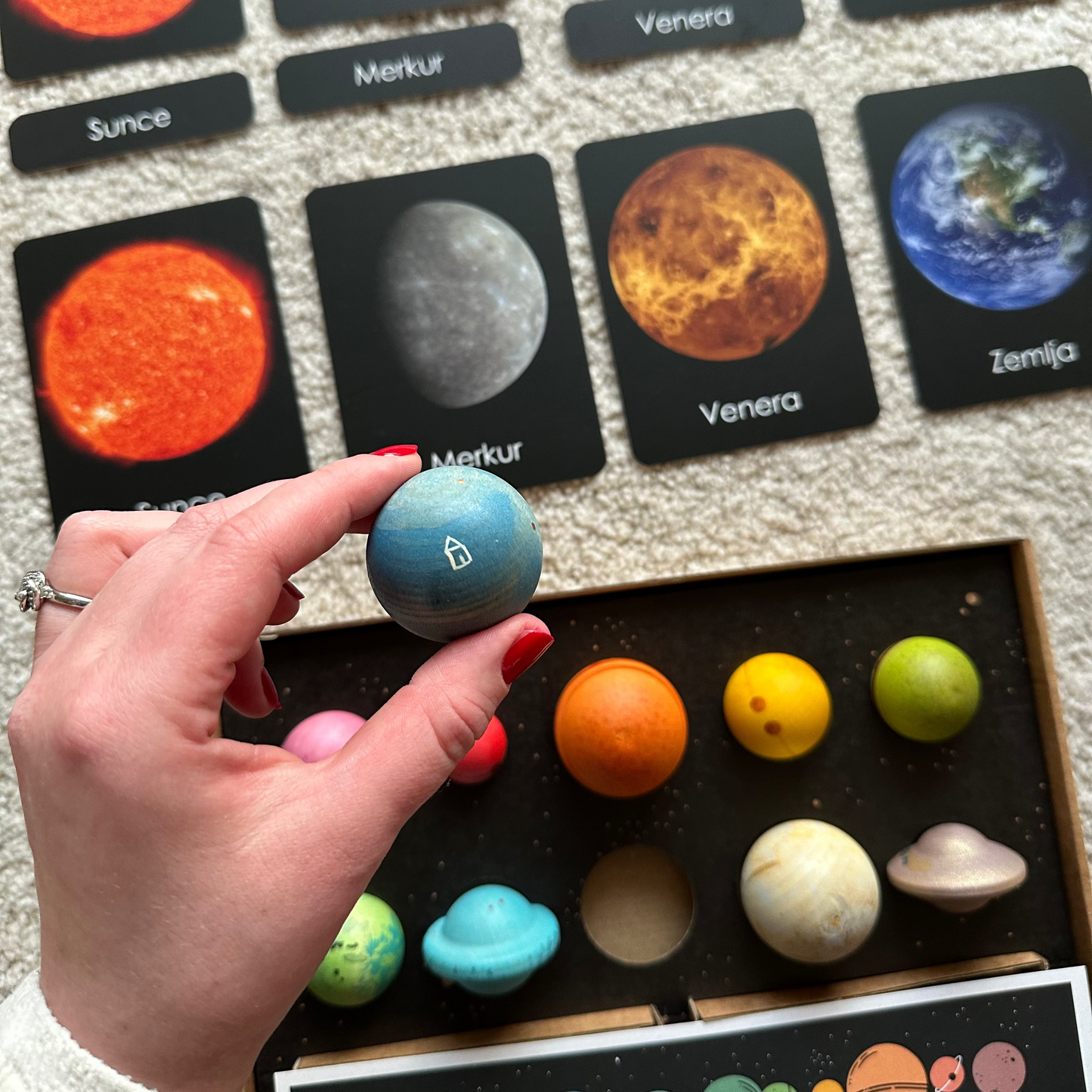 Set: Montessori kartice Svemir u drvenoj kutiji + Grapat Dragi svemire