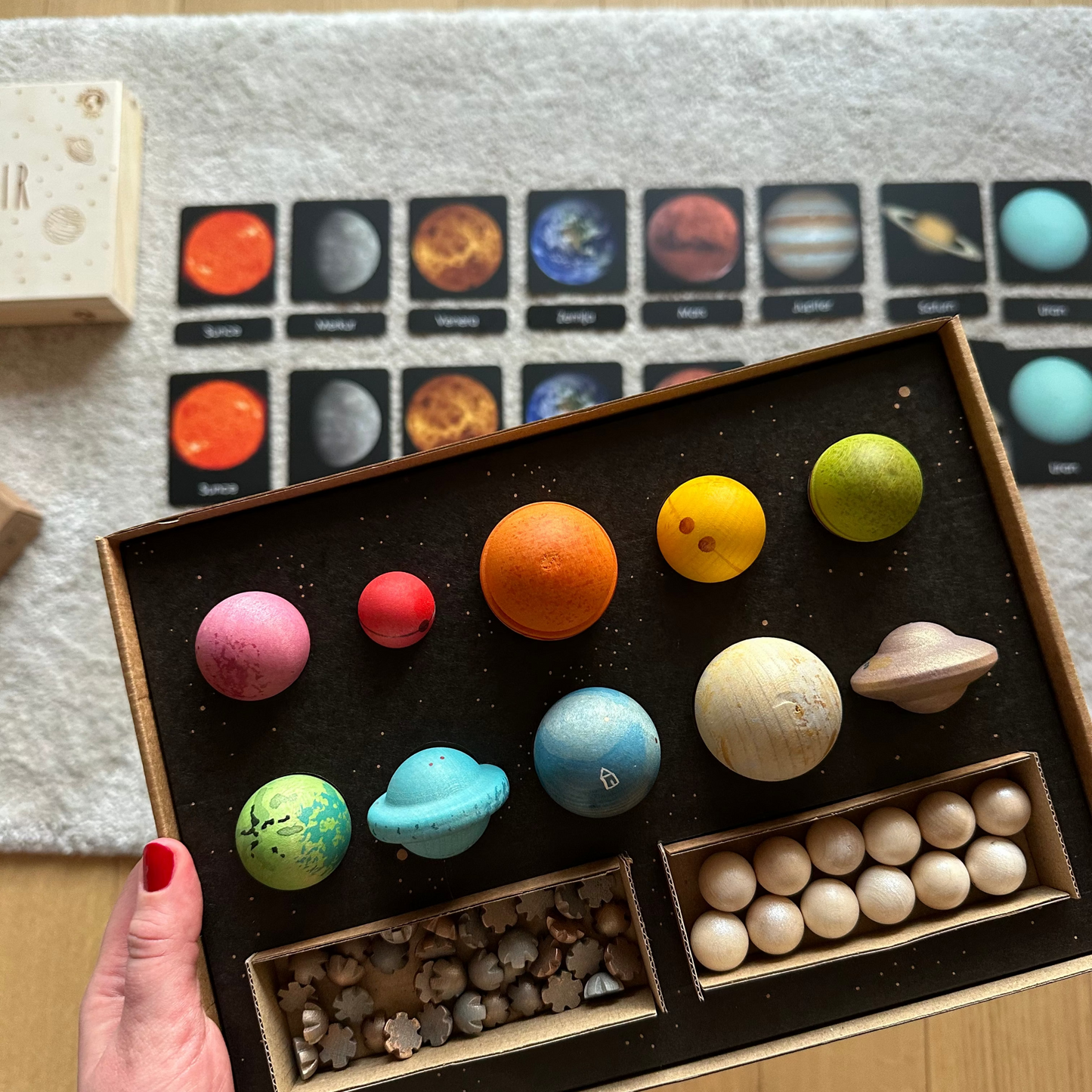 Set: Montessori kartice Svemir u drvenoj kutiji + Grapat Dragi svemire