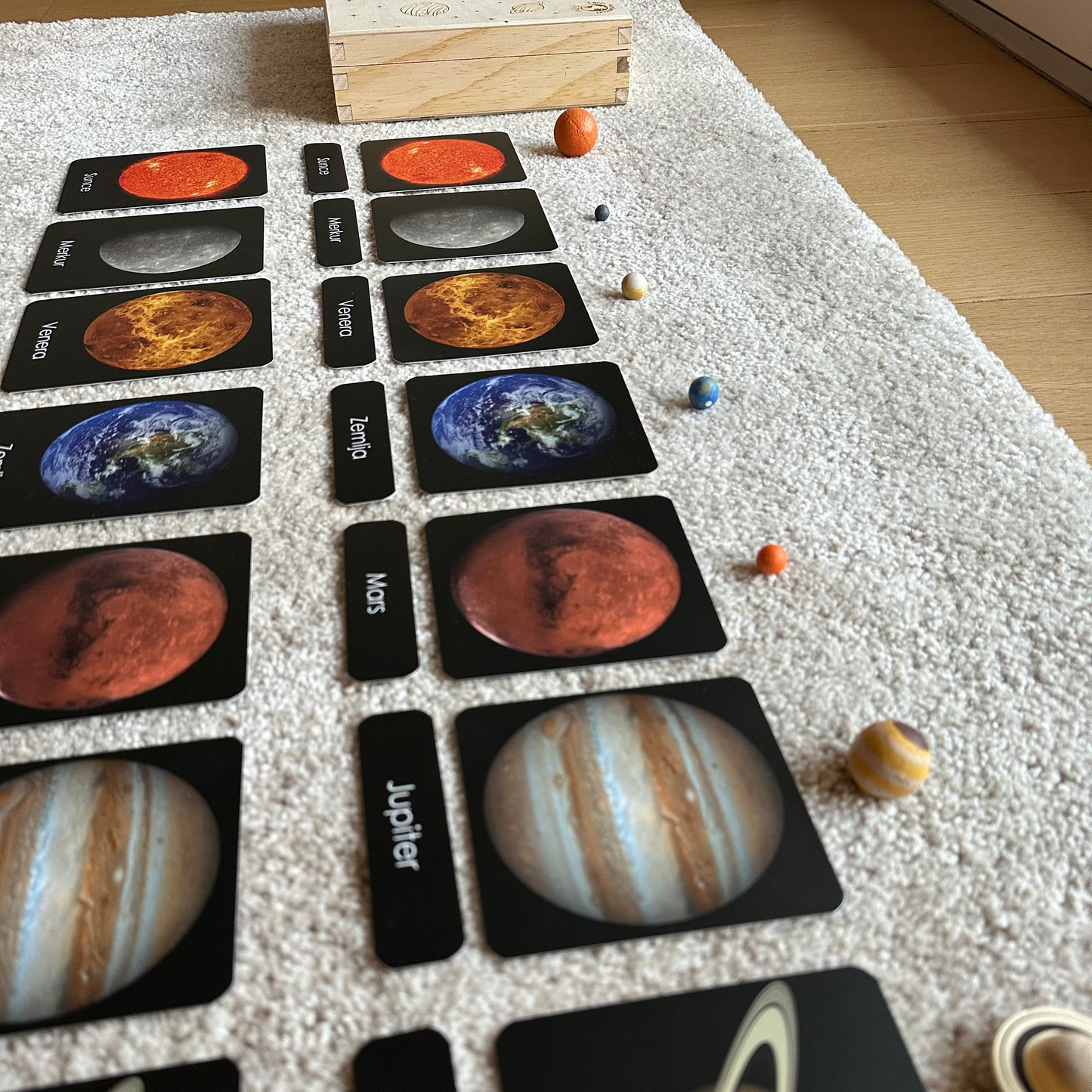 Set: Montessori kartice Svemir u drvenoj kutiji + Minijature