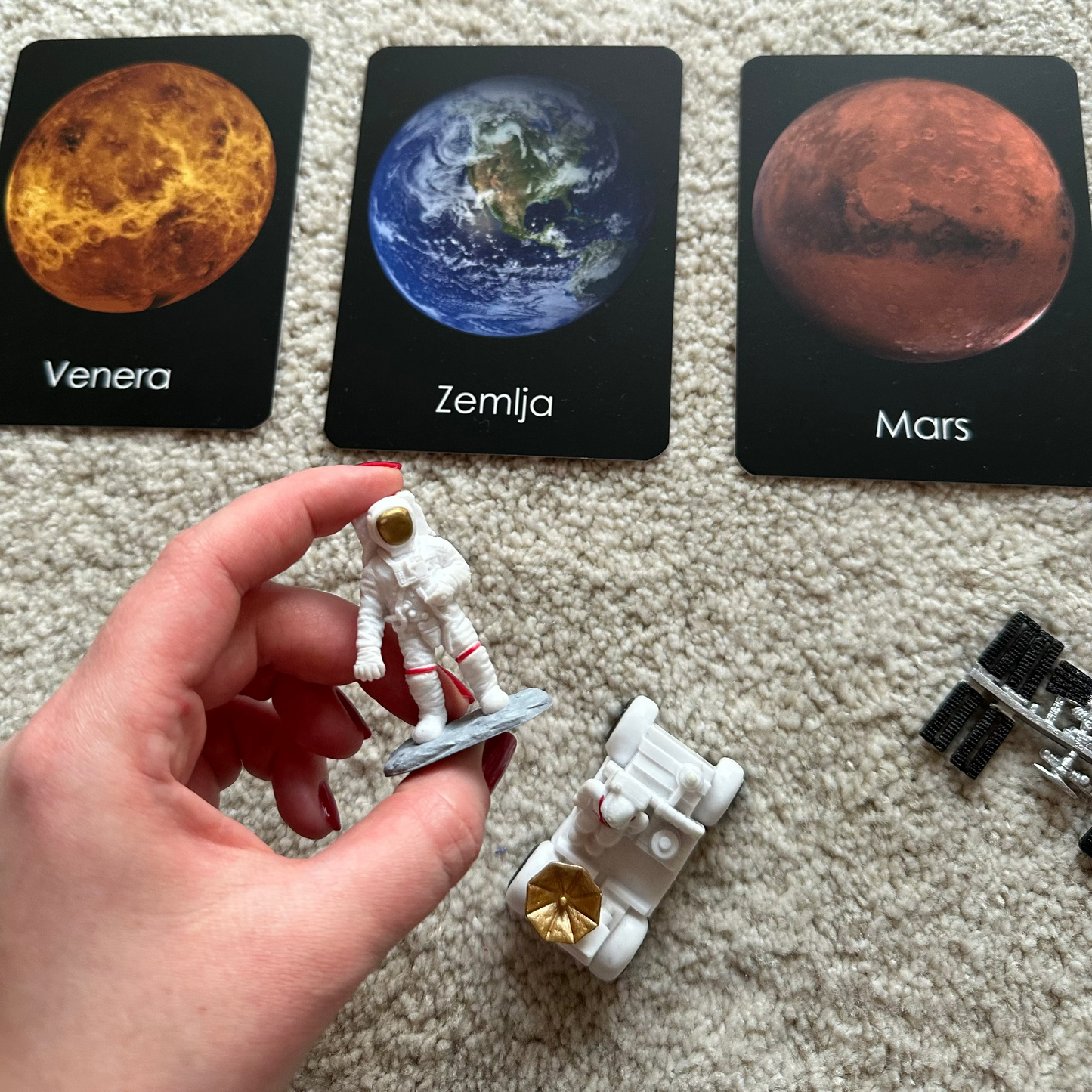 Set: Montessori kartice Svemir u drvenoj kutiji + Minijature