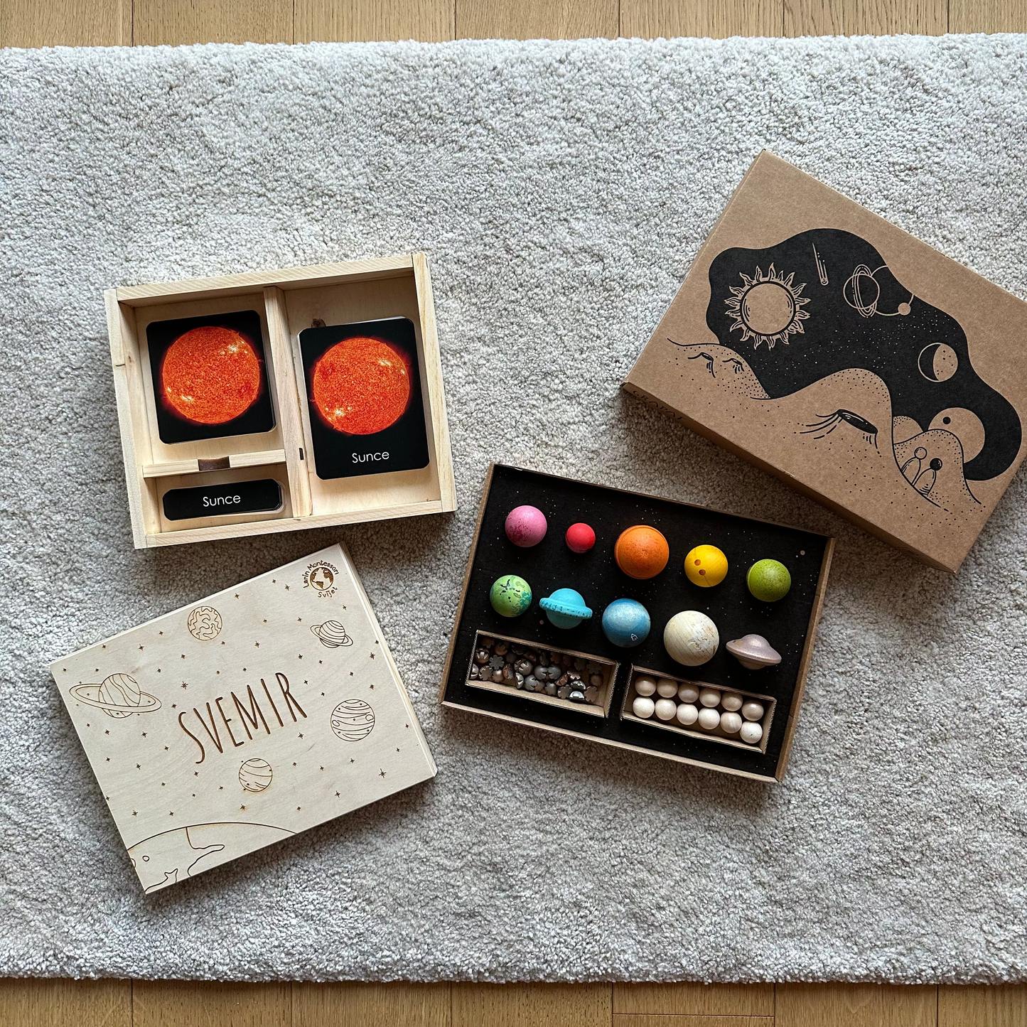 Set: Montessori kartice Svemir u drvenoj kutiji + Grapat Dragi svemire