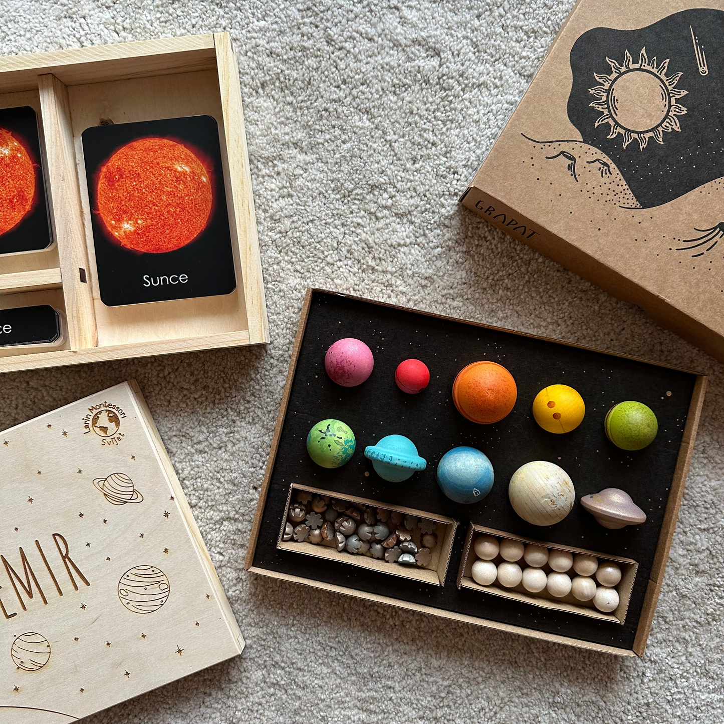 Set: Montessori kartice Svemir u drvenoj kutiji + Grapat Dragi svemire