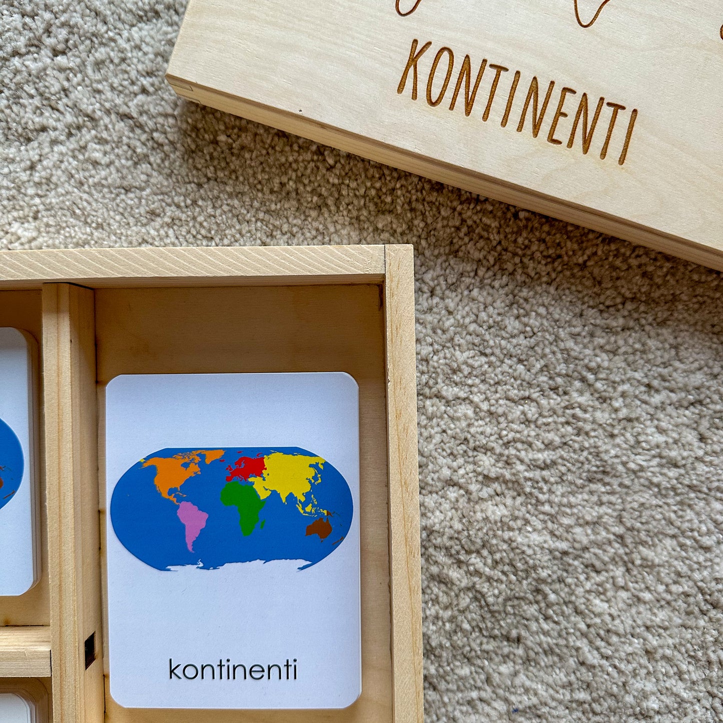 Montessori kartice u drvenoj kutiji - Kontinenti