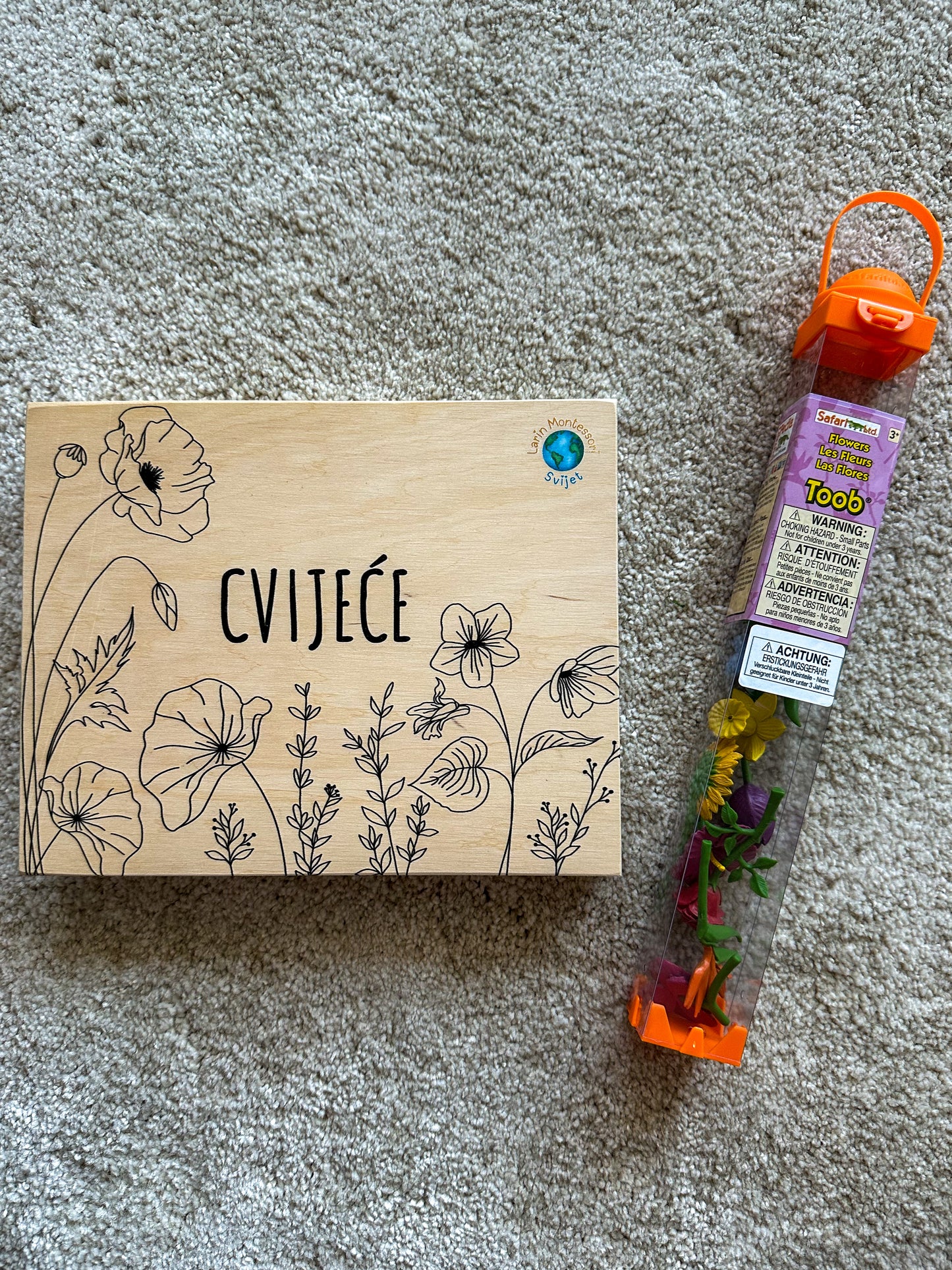 Miniatures and Montessori cards in a wooden box - Flowers