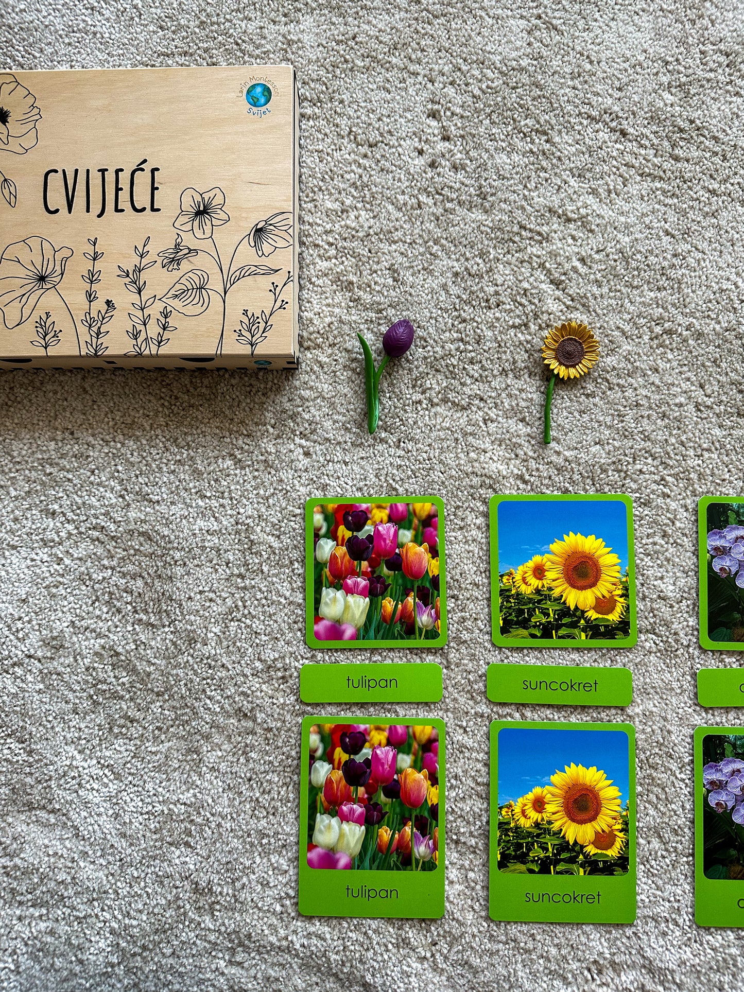 Miniatures and Montessori cards in a wooden box - Flowers