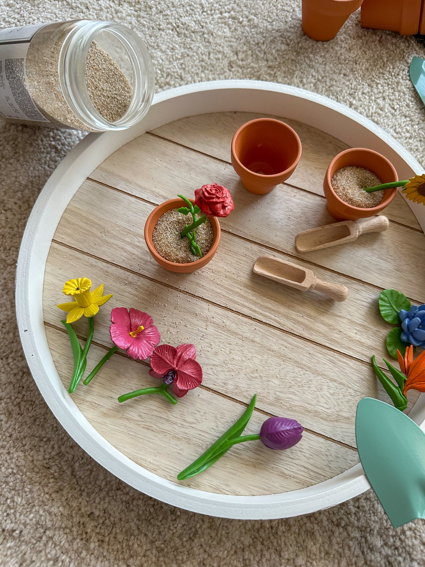 Miniatures and Montessori cards in a wooden box - Flowers