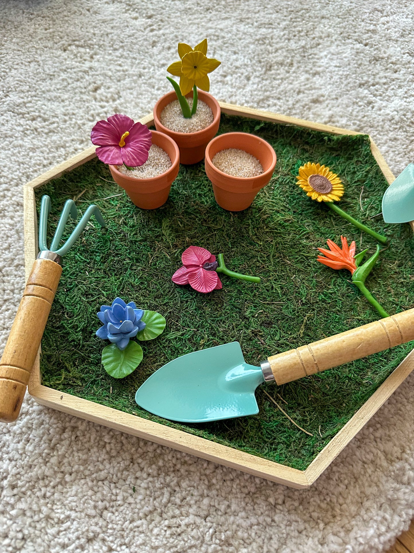 Miniatures and Montessori cards in a wooden box - Flowers