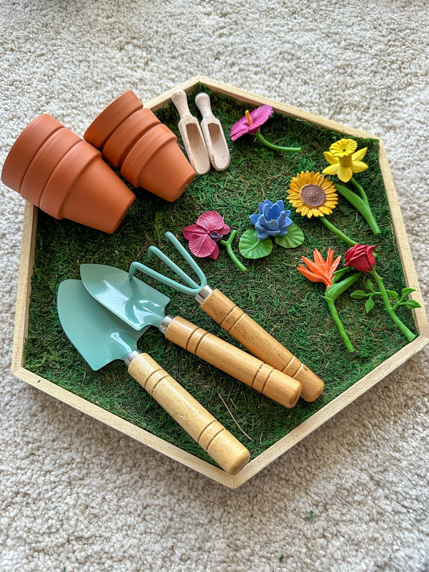 Miniatures and Montessori cards in a wooden box - Flowers