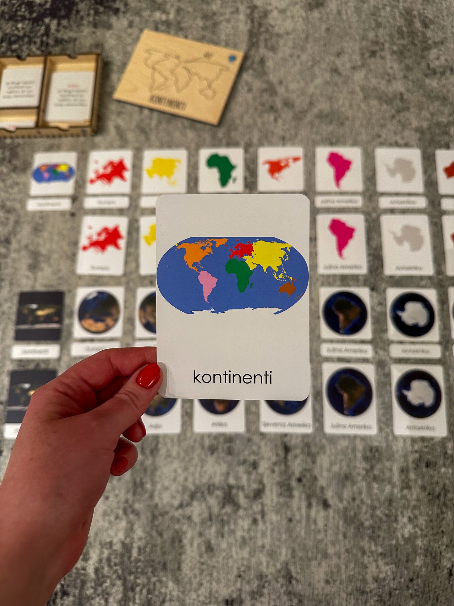 Montessori cards in a wooden box - Continents