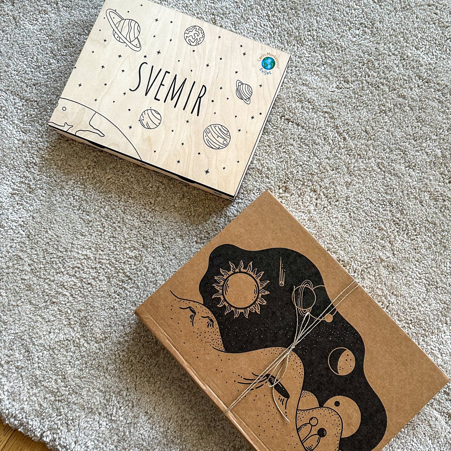 Set: Montessori kartice Svemir u drvenoj kutiji + Grapat Dragi svemire