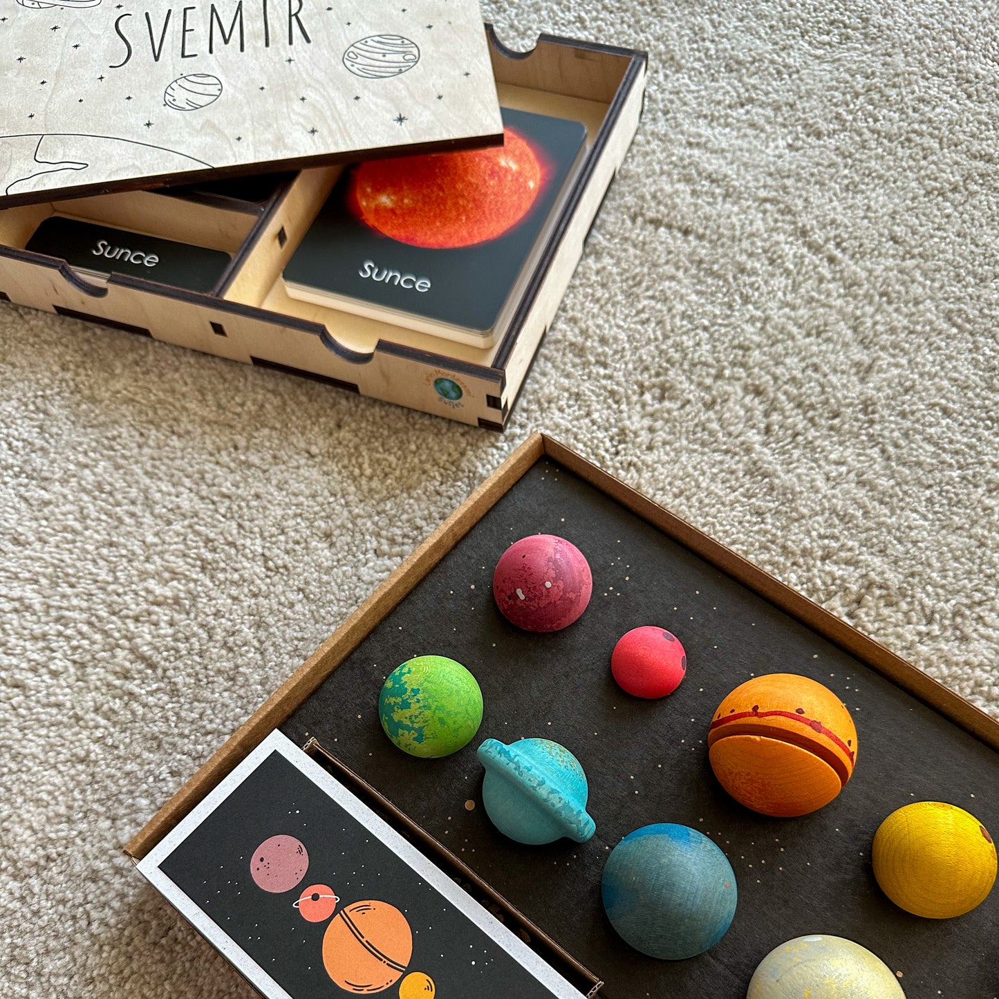 Set: Montessori kartice Svemir u drvenoj kutiji + Grapat Dragi svemire