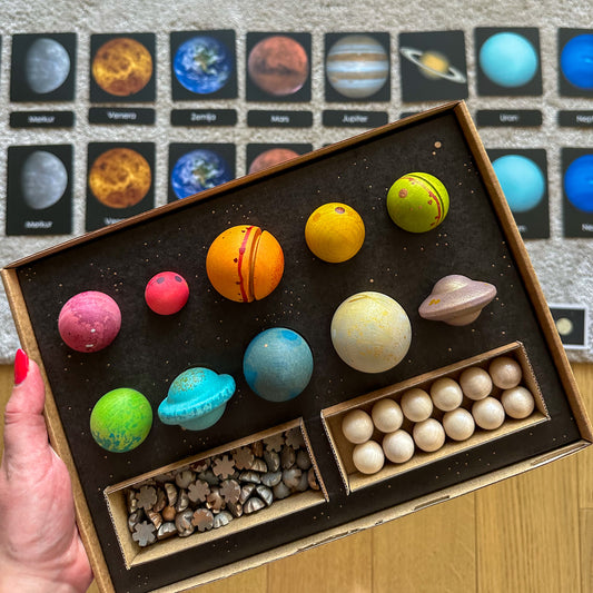 Set: Montessori kartice Svemir u drvenoj kutiji + Grapat Dragi svemire