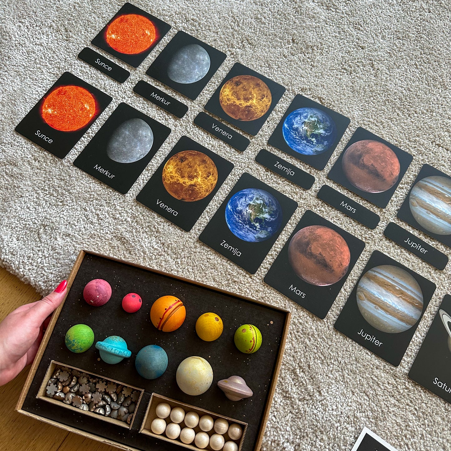 Set: Montessori kartice Svemir u drvenoj kutiji + Grapat Dragi svemire