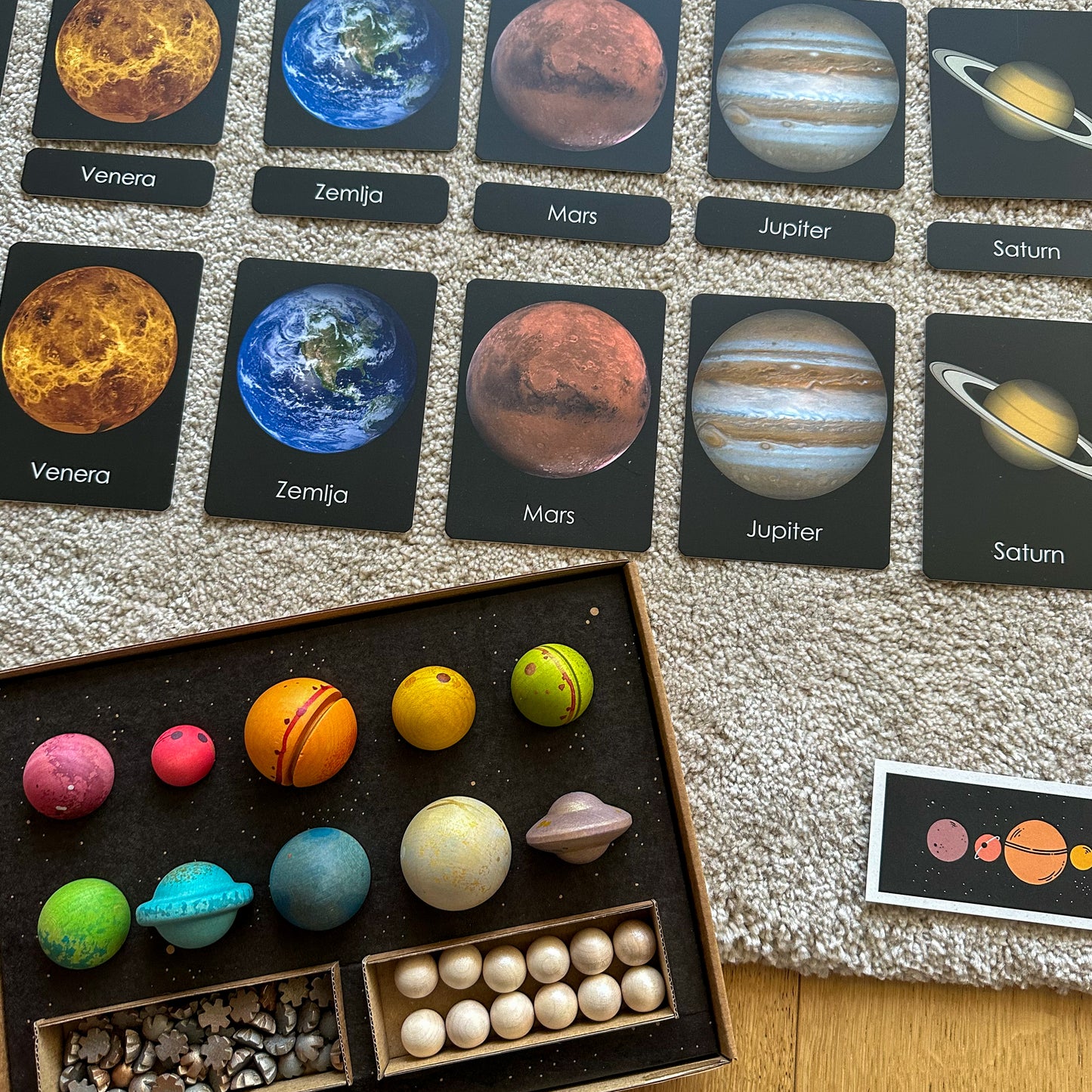 Set: Montessori kartice Svemir u drvenoj kutiji + Grapat Dragi svemire