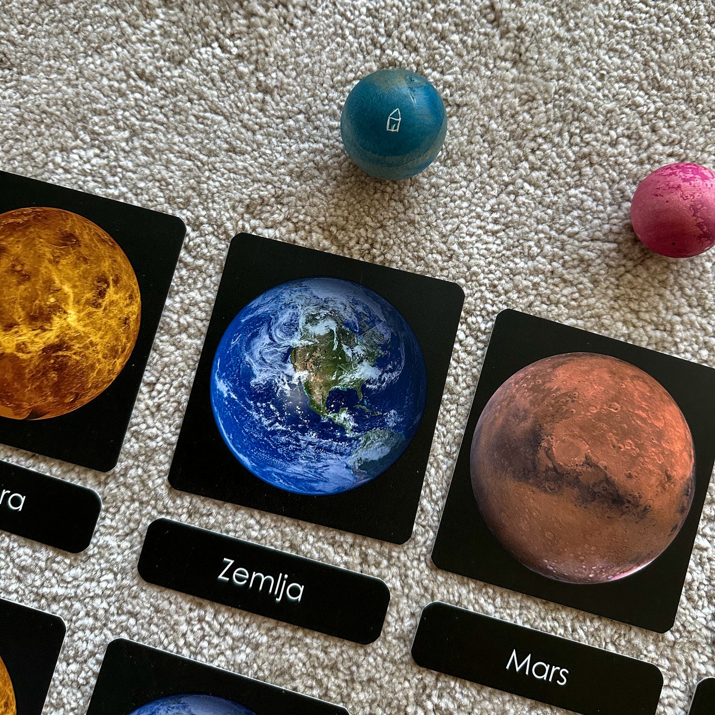 Set: Montessori kartice Svemir u drvenoj kutiji + Grapat Dragi svemire