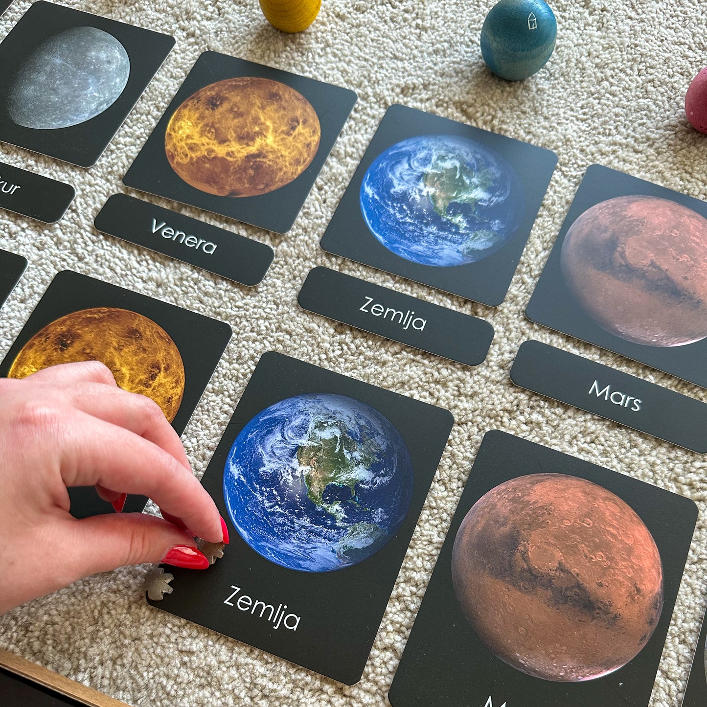 Set: Montessori kartice Svemir u drvenoj kutiji + Grapat Dragi svemire