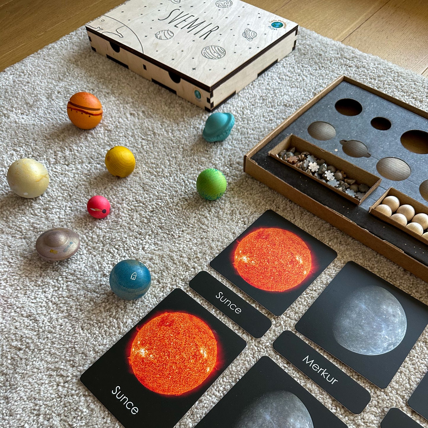 Set: Montessori kartice Svemir u drvenoj kutiji + Grapat Dragi svemire