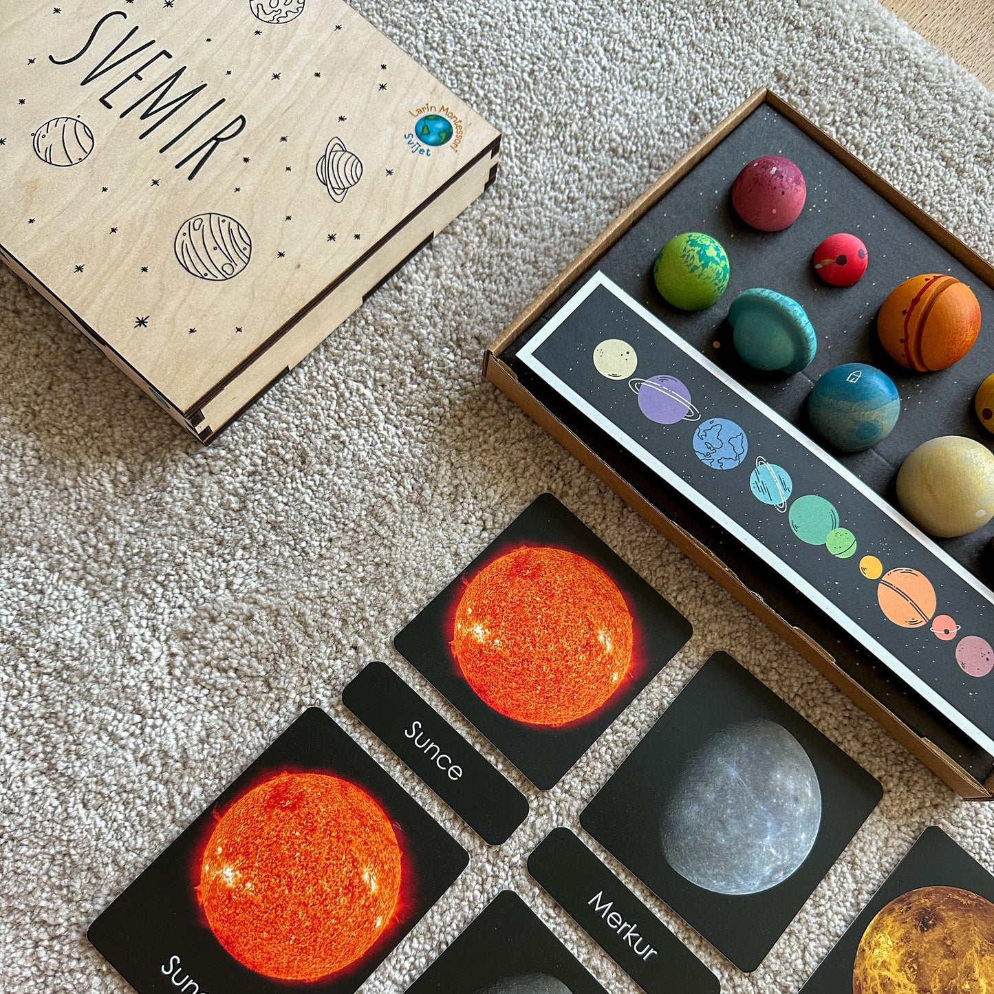 Set: Montessori kartice Svemir u drvenoj kutiji + Grapat Dragi svemire